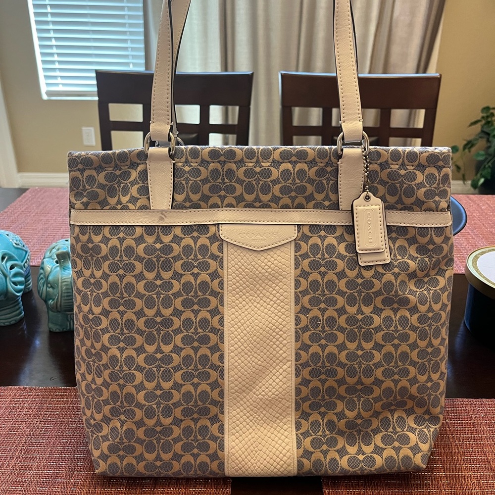 Coach Purse light blue and white leather, signature jacquard print excellent bag